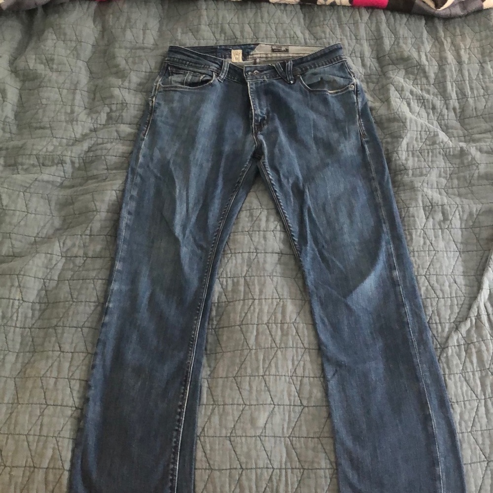 Volcom modern fit SOLVER jeans. Size 32.